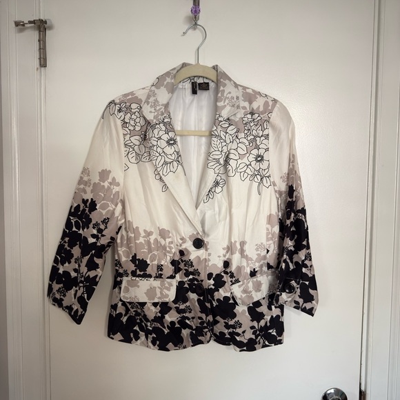 Woman’s Jacket - Picture 1 of 4